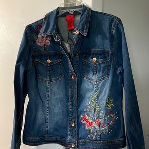 Long sleeve Jean Jacket Embroidery in denim color.